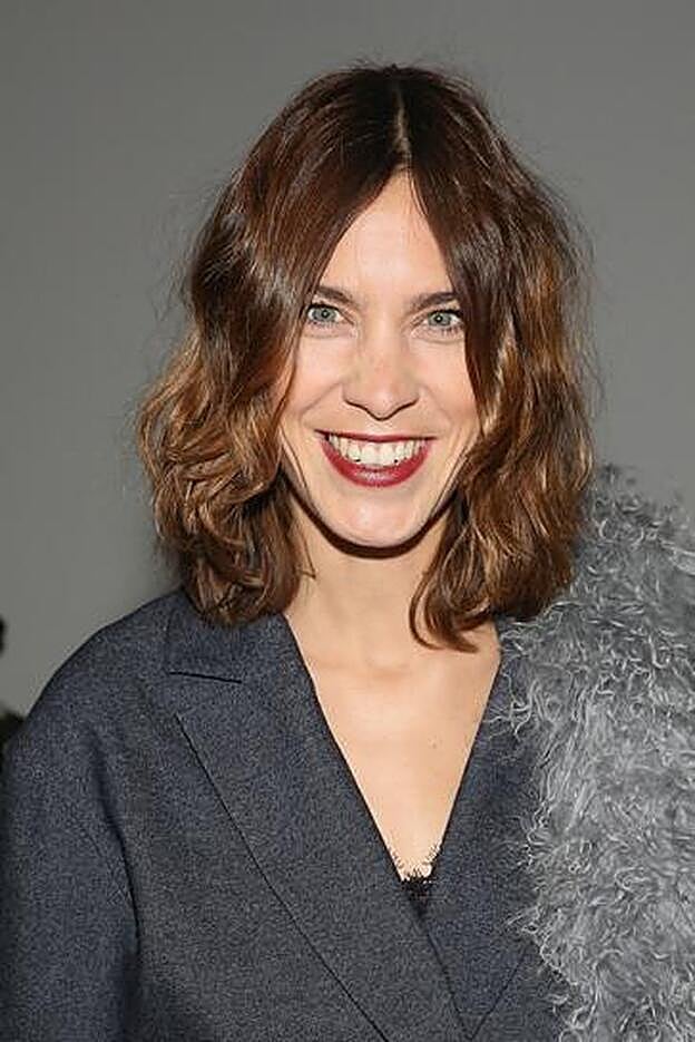 Alexa Chung con melena midi y raya en el medio.