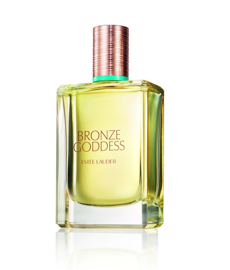 Cálida, sensual y misteriosa. Abre con la vibración de Juicy Mandarin y de la Bergamota italiana, mientras que la inesperada electricidad de los extractos de jengibre despierta los sentidos. En el corazón, un acorde de coco, Frangipani y Jasmine Sambac Absolute. En la salida, el suave calor del bosque de Cachemira se empapa del radiante ámbar dorado y la embriagadora vainilla. (86€, 100 ml).