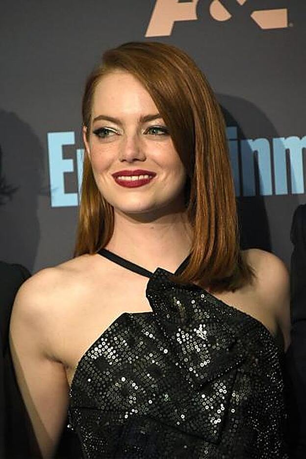 Emma Stone con melena midi extra lisa.