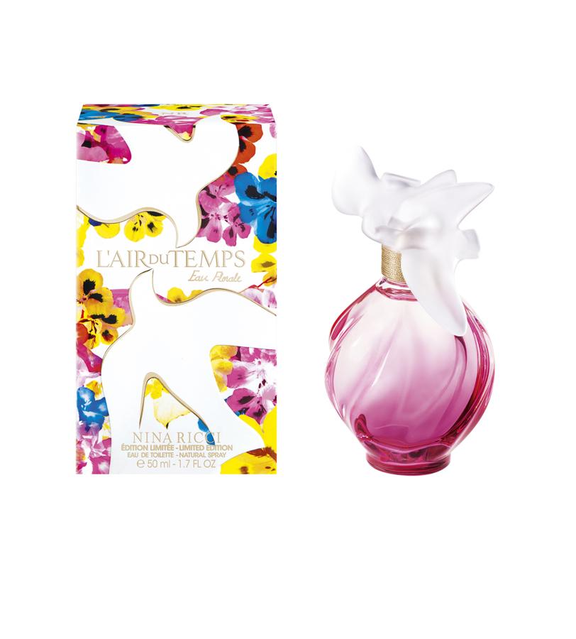 Un torbellino de feminidad radiante, de emociones felices, de optimismo y ligereza. En la apertura, una peonía, rodeada de la chispa cítrica de la bergamota y del limón. Este frescor se funde antes de dejar entrever un gozoso trío floral: una gardenia de notas verdes, la flor de azahar y la madreselva. En la salida, almizcles transparentes. (101€, 100ml)