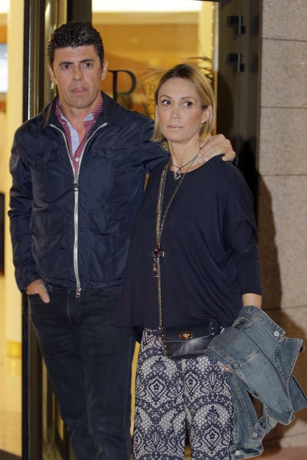 La torero y su marido acudieron a dar el pésame a los familiares de Sebastián Palomo Linares.