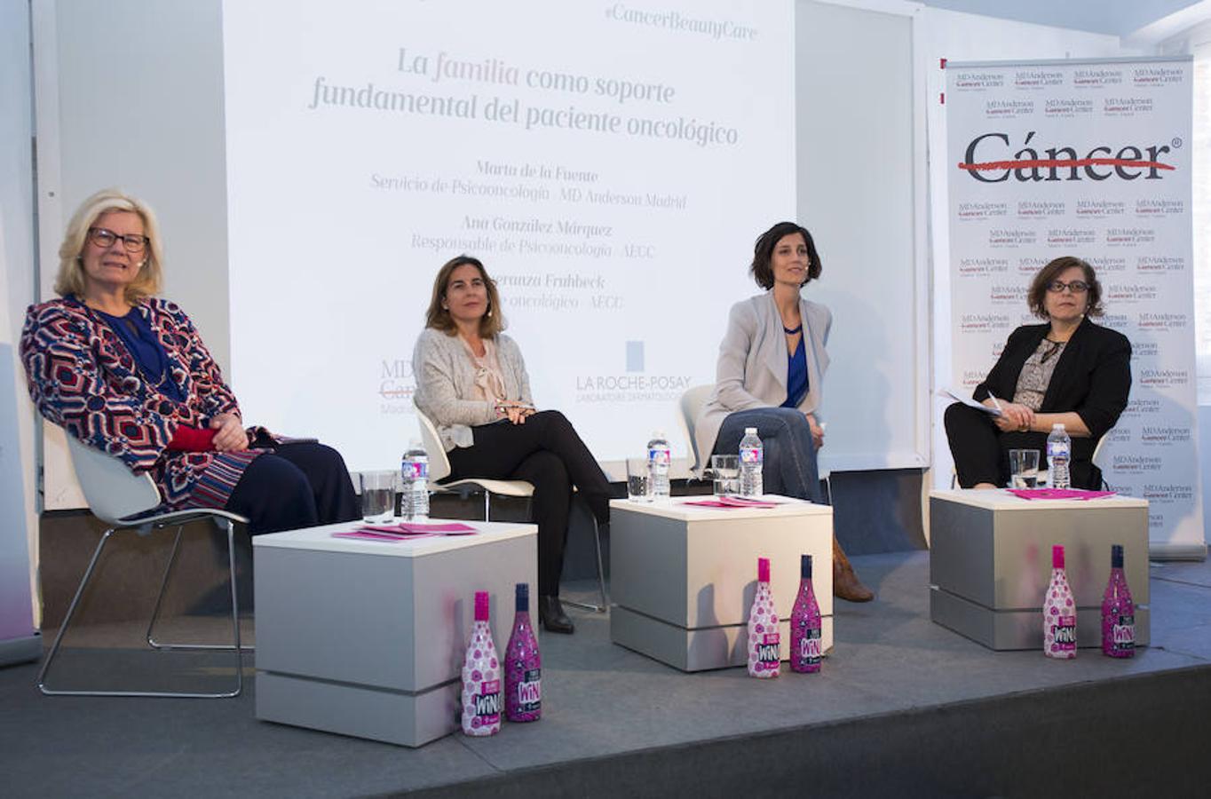 De izquiera a derecha: Esperanza Fruhbeck, paciente oncológica, Ana González, responsable de psicooncología de la AECC, Marta de la Fuente, del servicio de psicooncología de Md Anderson Cancer Center Madrid y María José Barrero, subdirectora de Mujerhoy, en la ponencia: La familia como soporte fundamental del paciente oncológico.