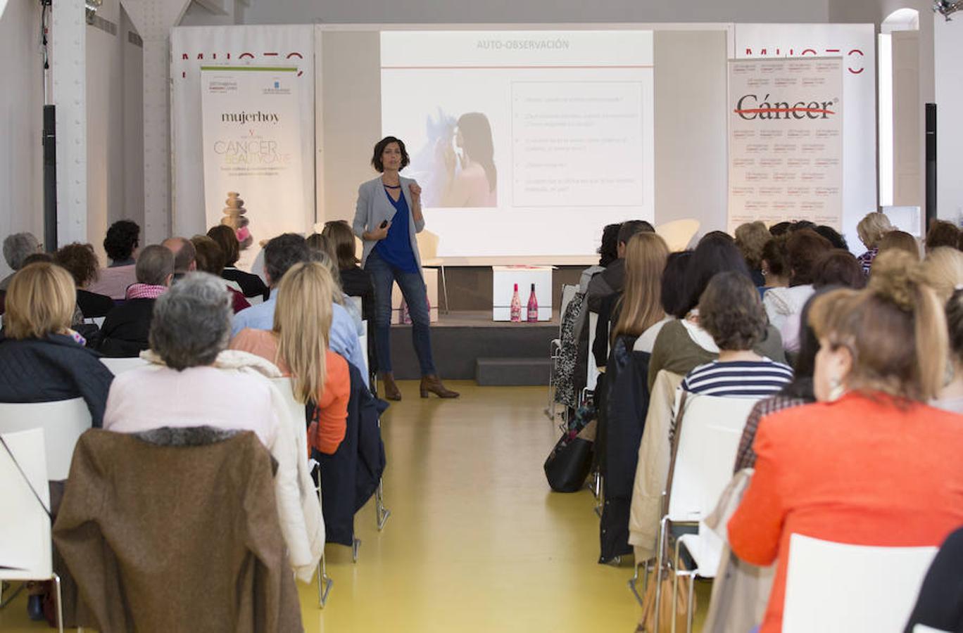 Marta de la Fuente, del servicio de psicooncología de MD Anderson Carcer Center Madrid, ofreció un taller de relajación para ayudar a las pacientes a reducir la tensión corporal y el estrés que siempre genera el cáncer.