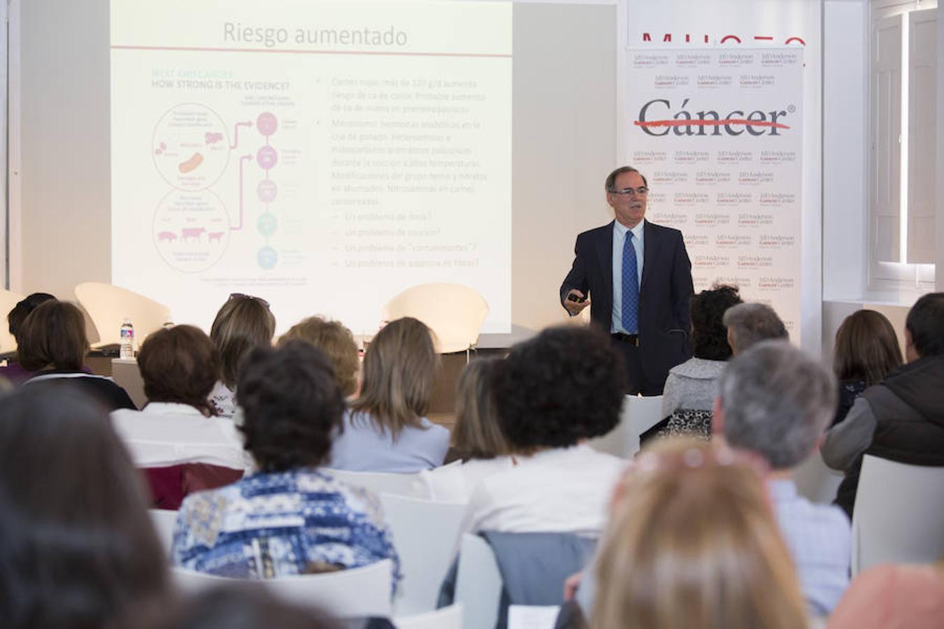 Pedro Robledo Sáenz, de la unidad de nutrición y dietética, de Md Anderson Cancer Center Madrid, ofreció una ponencia sobre los mitos de la nutrición y las dietas en el cáncer.