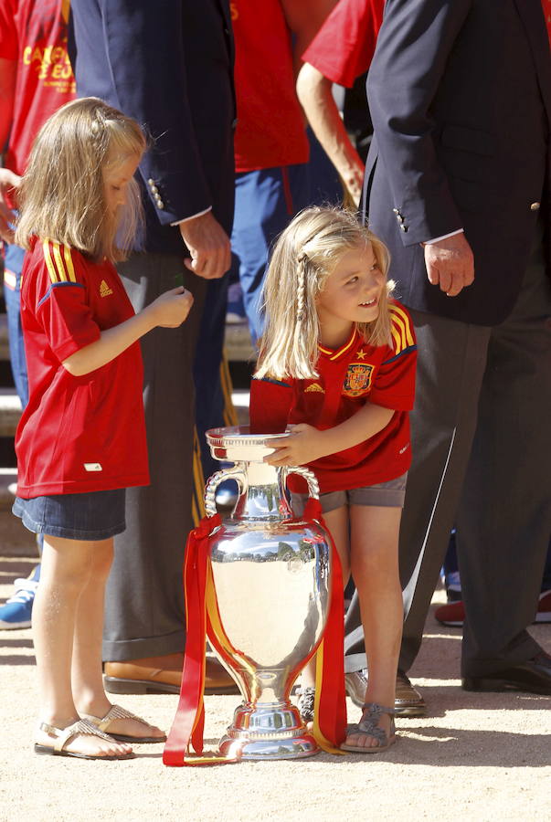 La Princesa Leonor y la Infanta Sofía no dudaron en aparecer con la camiseta de la selección española de fútbol e intentar coger la Copa de campeones que consiguió el equipo tras ganar la Eurocopa en 2012.