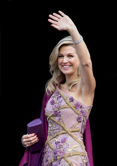 La Reina optó por la paleta de colores malvas y morados para su look