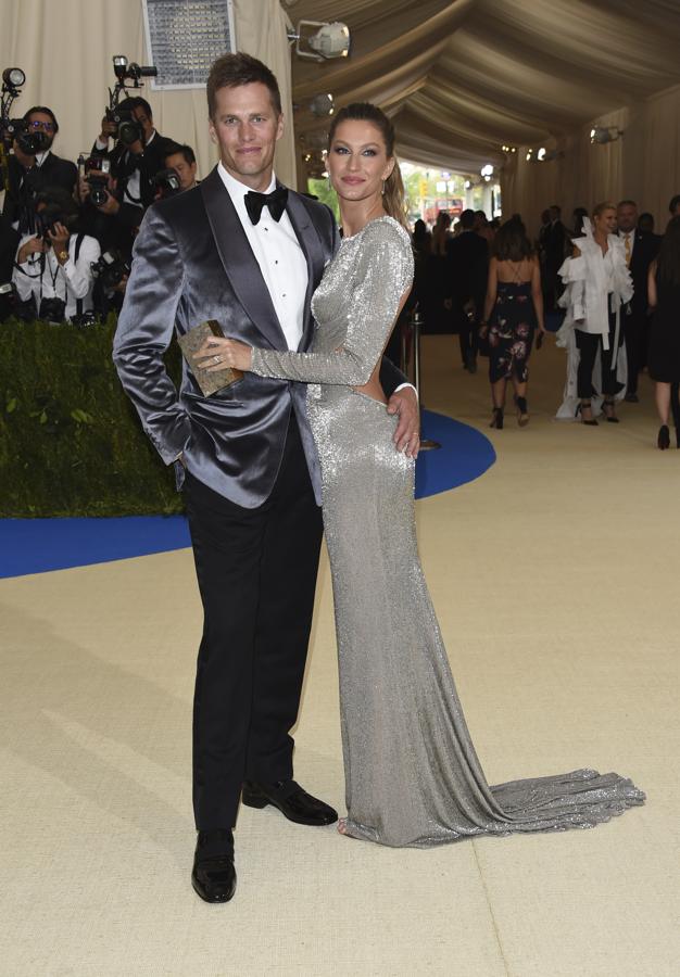 La modelo Gisele Bündchen, una de las anfitrionas de la noche, junto a su marido Tom Brady