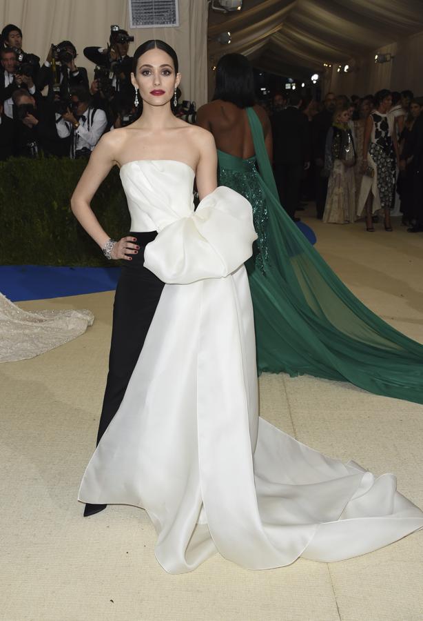 En blanco y negro a su llegada a la gala