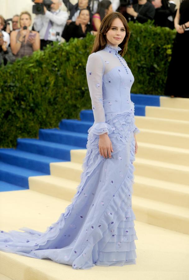 La protagonista de Rogue One luciendo un vestido de ERDEM