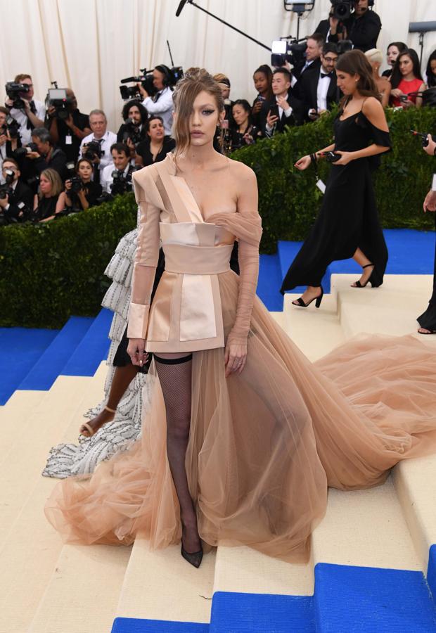 Tommy Hilfiger firma esta creación para la modelo