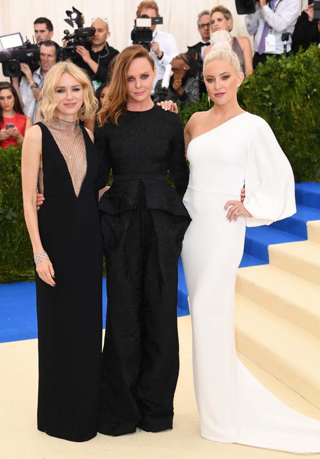 Naomi Watts y Kate Hudson junto a la diseñadora de sus vestidos, Stella McCartney