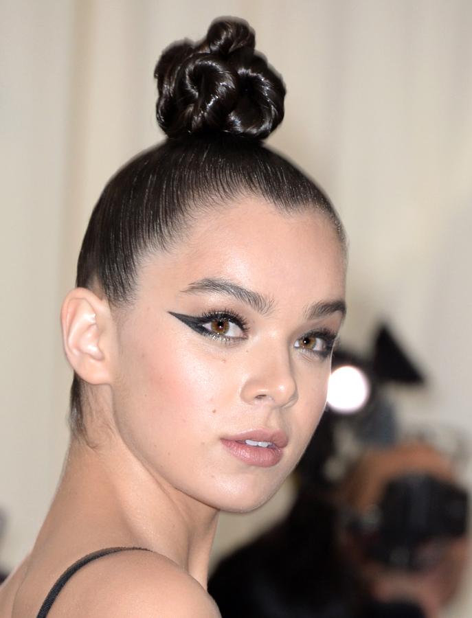 Un recogido alto y pulido + eyeliner grueso, la elección de la joven actriz