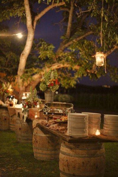 ¿Y si en vez de un banquete servido en mesa no apostáis por una parrillada informal? La manera de colocar este buffet nos parece tan sencilla como ideal (Foto: Pinterest).