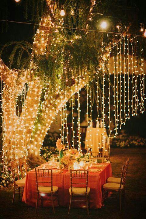 La luz, de nuevo la luz... ¡Nos encantan las bombillas de verbena para las bodas al aire libre! (Foto: Pinterest).