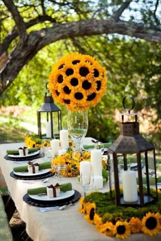 Los centros de girasoles y la explosión de color en esta mesa nos encanta (Foto: Pinterest).