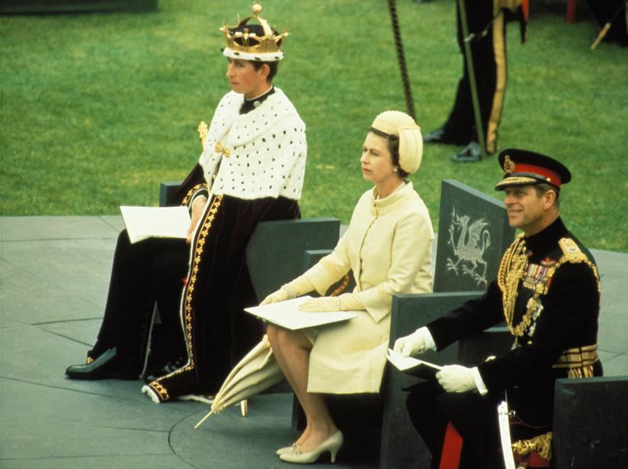 La Reina y Felipe de Edimburgo junto a su hijo Carlos el día que fue nombrado Príncipe de Gales y heredero al trono británico el 1 de julio de 1969 en el castillo de Caernarfon.