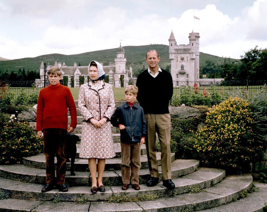 La Reina y el Duque de Edimburgo, junto a sus dos hijos pequeños, en el Castillo de Balmoral.
