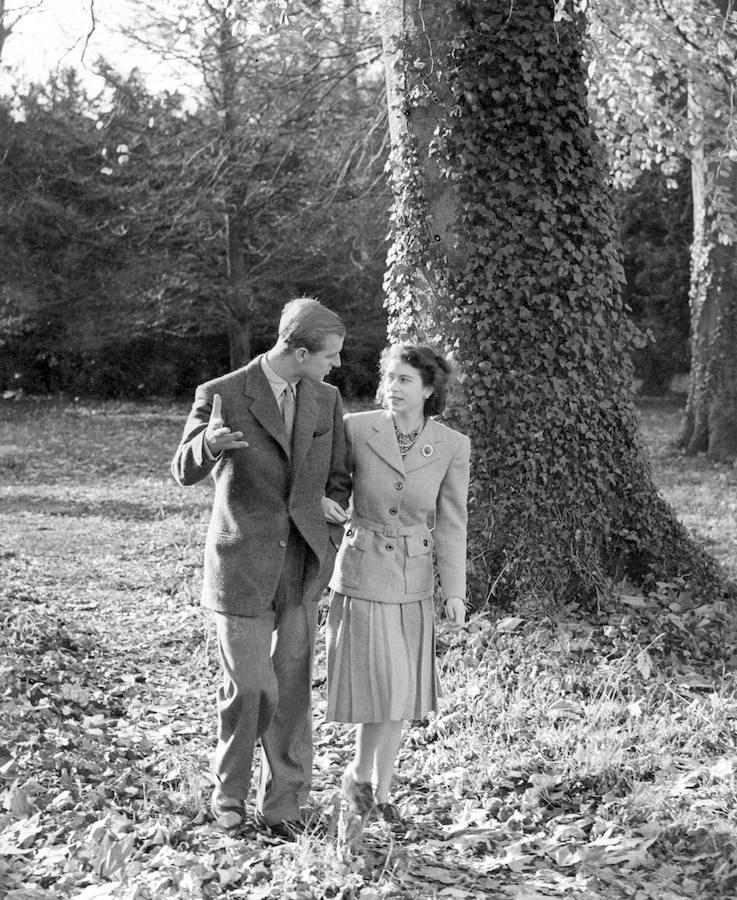 El año de su compromiso (1947), Felipe Mountbatten e Isabel de Inglaterra paseando por el parque de Broadlands.