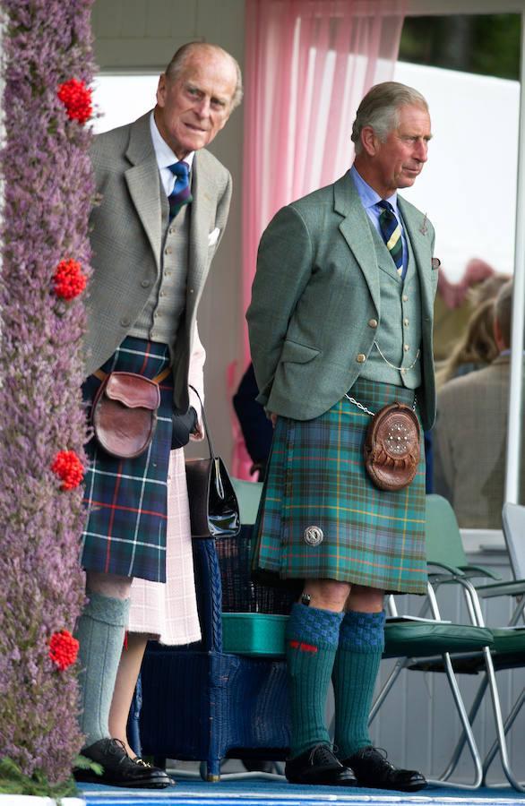 El Duque de Edimburgo y el Príncipe Carlos de Inglaterra con el típico 'kilt' escocés en 2013.