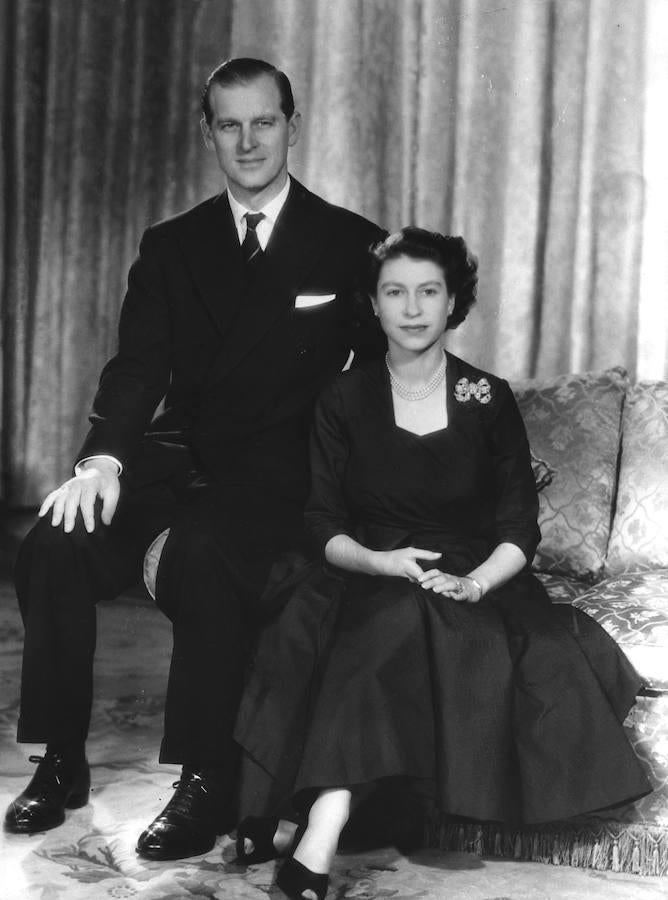 Posado oficial de la (entonces) Princesa Isabel de Inglaterra y el Duque de Edimburgo, en Clarence House, en 1952.