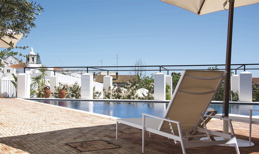 En Lagos (Portugal), ha abierto Casa Mãe... la playa a unos pasos y una espectacular piscina. www.casa-mae.com.