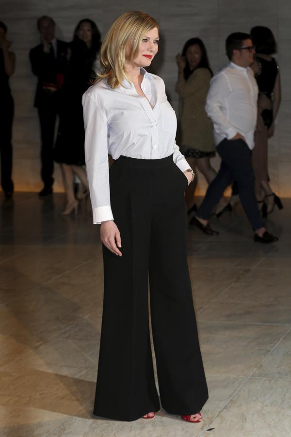 Una blusa y un pantalón de pata de elefante fue la elección de la actriz.