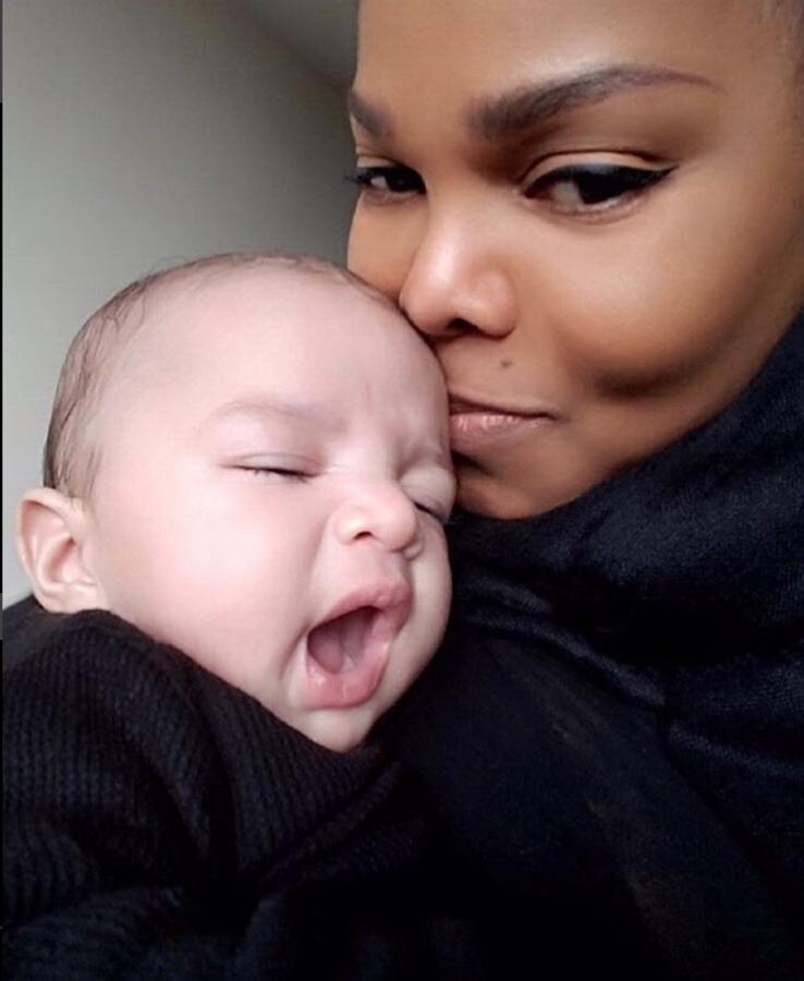 La cantante se convirtió en madre por primera vez a los 50 años.