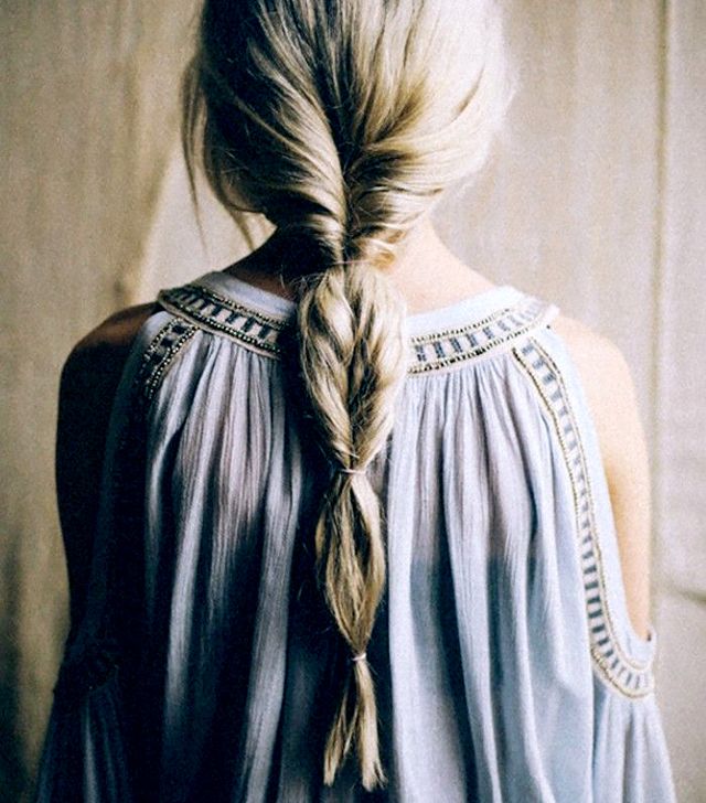 Una de las trenzas más sencillas donde lo único que necesitas serán una pequeñas gomas que distribuyes a lo largo de la coleta y mas la vuelta a la coleta a través de cada fragmento.