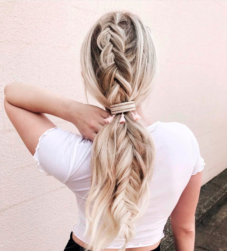 Deshechas, con abalorios... Nos encanta esta propuesta acabando en semirecogido que destacan los cabos gracias a las diferentes mechas desde las más morenas al rubio casi blanco.