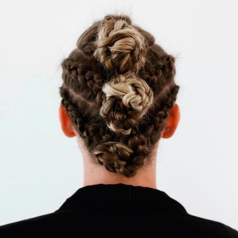 Las trenzas mohicanas acabado en varios recogidos es lo más visto en influencers a través de sus cuentas en las redes sociales.