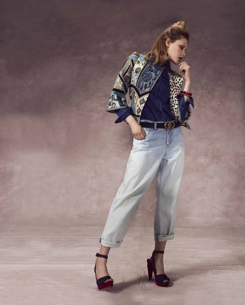 Vestido con aplicaciones de Andrew GN y bolso de El Corte Inglés. Joyas de Elsa Peretti para Tiffany & Co. Estilismo: José Herrera. Maquillaje y peluquería: Leo Pereira (Talents) para Benefit y Redken.Asistente de fotografía: Luca Iani. Asistentes de estilismo: Fran Jymz y Samuel Sanz.