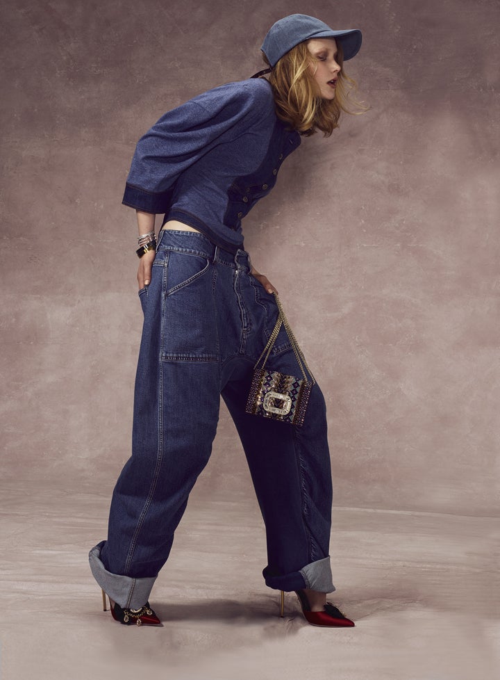 Chaqueta y pantalón de Stella McCartney; la gorra es un diseño de Gigi Hadid para Tommy Hilfiger. Bolso de Roger Vivier; zapatos de Dsquared2; y joyas de Agatha Paris. Estilismo: José Herrera. Maquillaje y peluquería: Leo Pereira (Talents) para Benefit y Redken.Asistente de fotografía: Luca Iani. Asistentes de estilismo: Fran Jymz y Samuel Sanz.