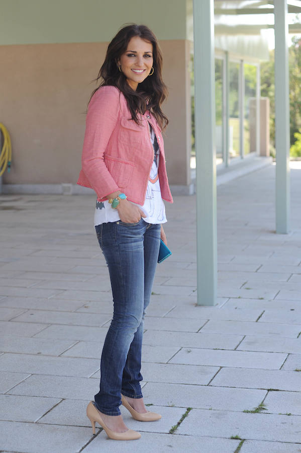 Camiseta, jeans y blazer, estaba favorecida. Lástima que los zapatos, una talla más grande de la suya, le estropearan el look