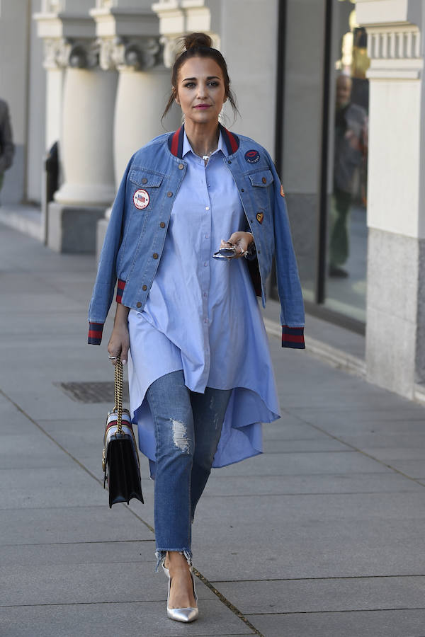 Sabe cómo adaptar las tendencias a su estilo y este look lo demuestra. Su look denim con bomber de Tommy Hilfiger, que combinó con salones plateados, nos ha conquistado
