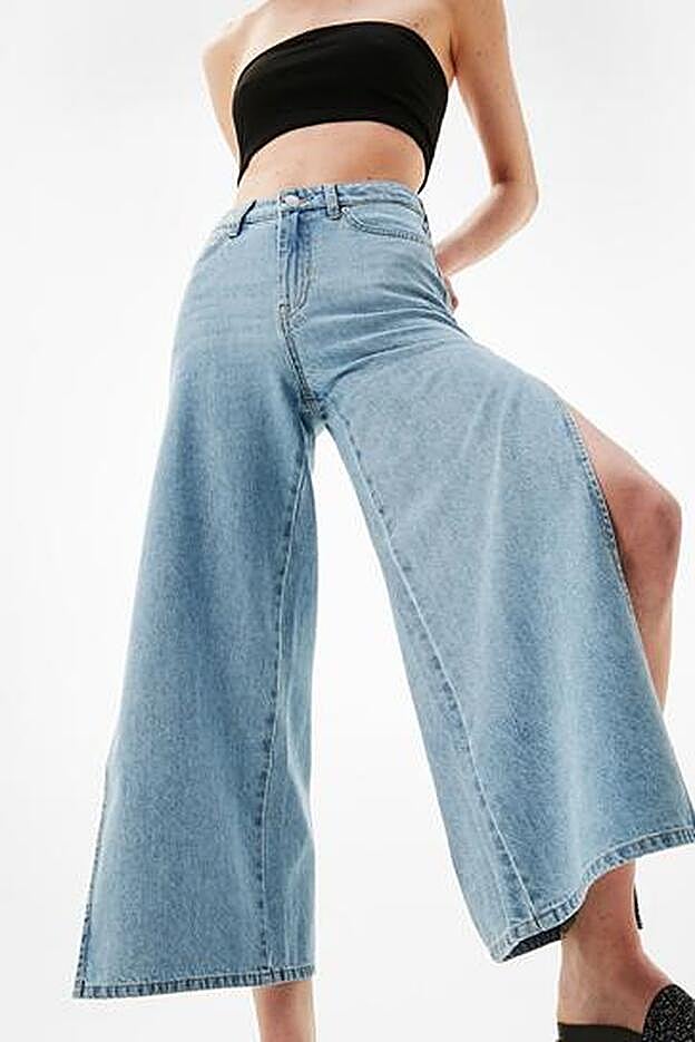 Con aberturas laterales, de Bershka (Precio: 25.99 euros)