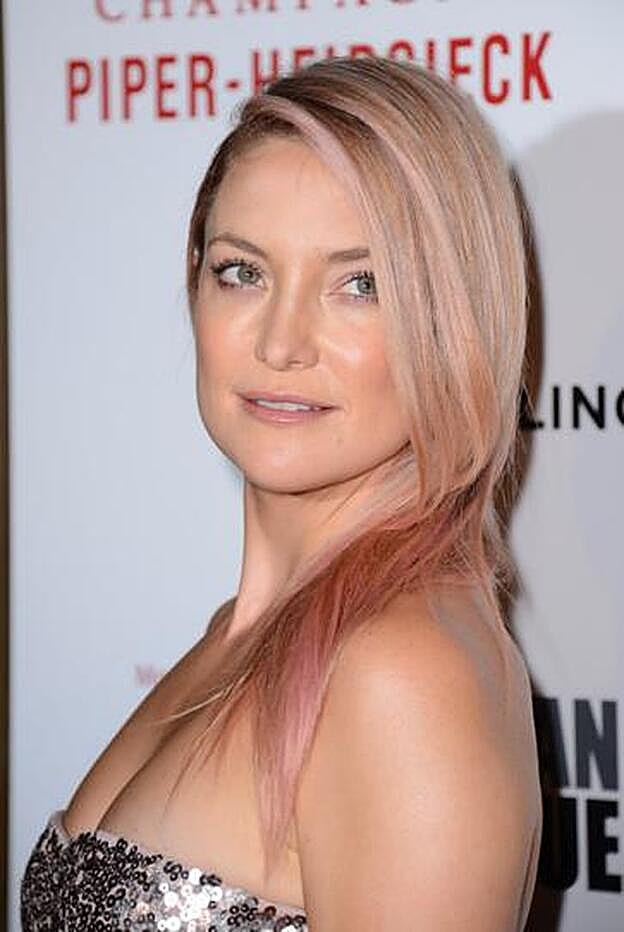 Kate Hudson con mechas rosas pastel en su melena rubia.