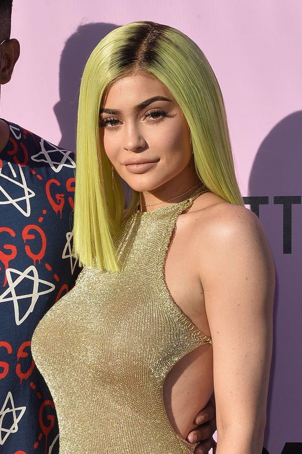 La modelo y empresaria Kylie Jenner se atrevió con este amarillo canario o flúor con las raíces negras.