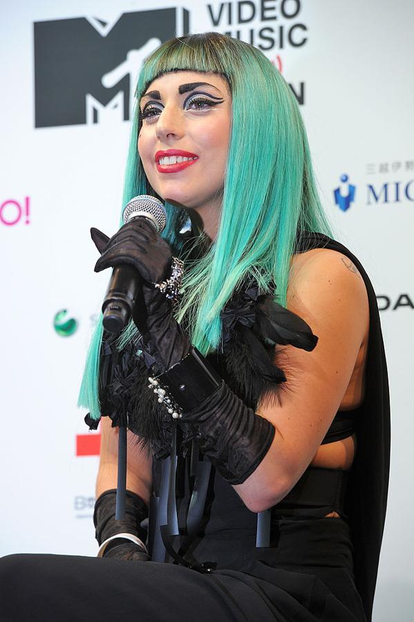 Aunque últimamente la cantante Lady Gaga apuesta por looks más clásicos, en esta ocasión se atrevió a lucir el pelo azul y con flequillo tipo Cleopatra.