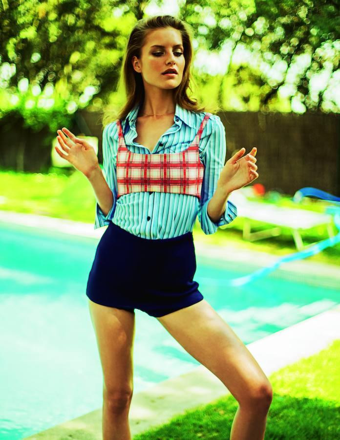 Pantalón, camisa de rayas y top de cuadros, todo de Prada.