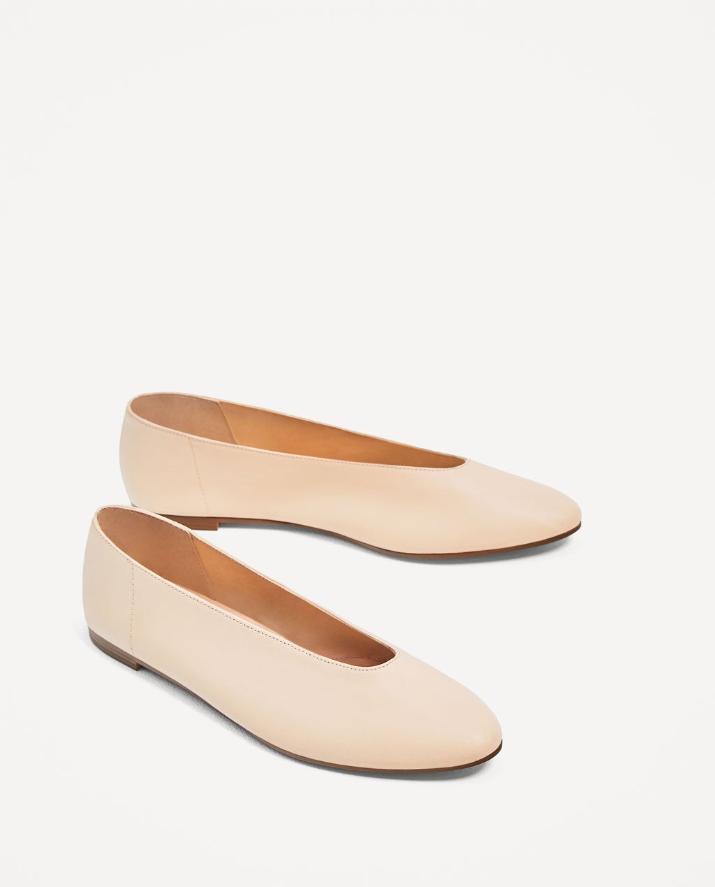 Bailarinas color crema de Zara (29.95 euros).