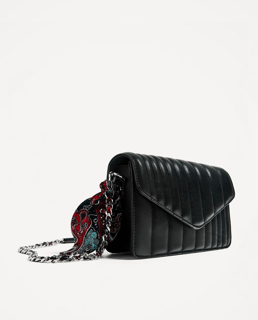 Bolso acolchado con cadena y detalle de pañuelo de Zara (22.95 euros).