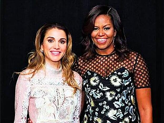 La reina Jordana, a la izq., subió el pasado enero a su cuenta de Instagram una imagen con Michelle Obama alabando su papel como "primera dama extraordinaria".
