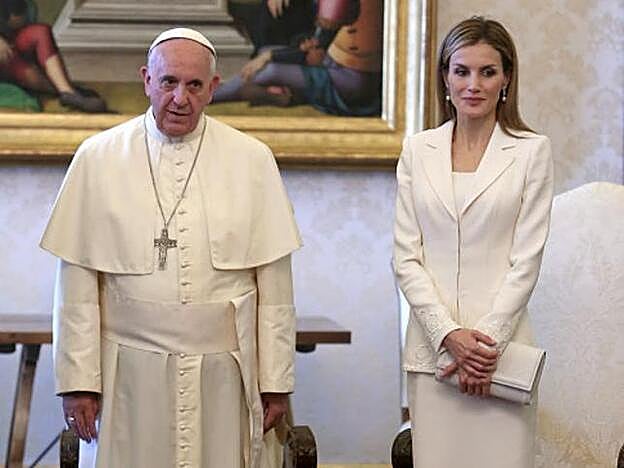 Doña Letizia sí puede ir de blanco y con la cabeza sin cubrir porque es Reina de un país católico.
