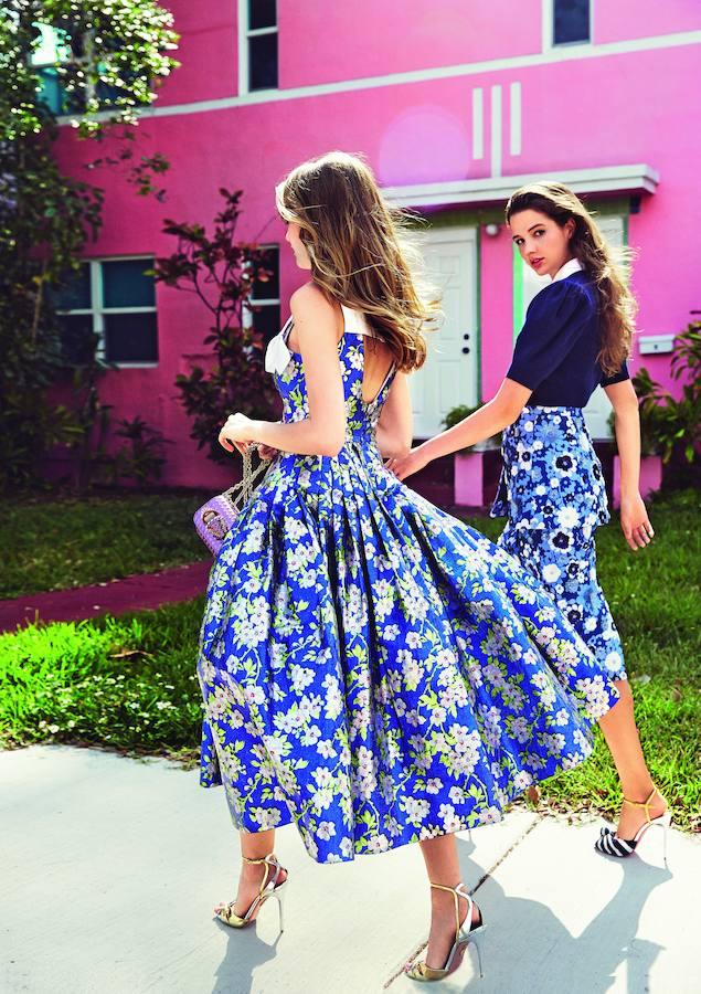 Vestido con volumen de Delpozo, bolso de Christian Louboutin y sandalias de Aquazzura. La otra modelo lleva falda, jersey y camisa de Michael Kors Collection, y sandalias de Christian Louboutin.