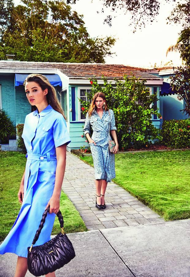 En primer plano, vestido y bolso de Miu Miu. Al fondo, vestido y zapatos de Bottega Veneta, cartera de Uterqüe y pendientes de SafSafu.