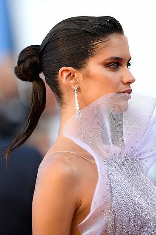 Sara Sampamio con el recogido 'it': moño y coleta.