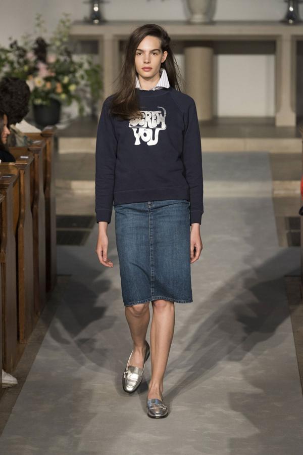 La falda vaquera vuelve y se lleva como en el 2000: mocasines y jersey.