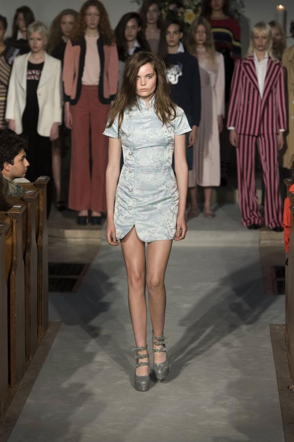 Los vestidos con cuello de inspiración asiática han sido tendencia sobre la pasarela de Prada y de los españoles The Snd Skin Co y esta es la reinterpretación del clásico vestido de la diseñara británica