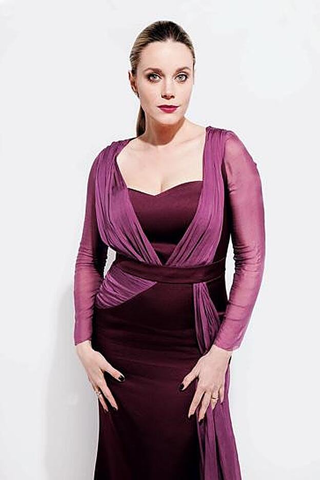 Carolina Bang, productora de Pieles, con vestido de Fernando Claro, joyas de Rabat y, en el rostro, Ideal Hydratacion de Carita.