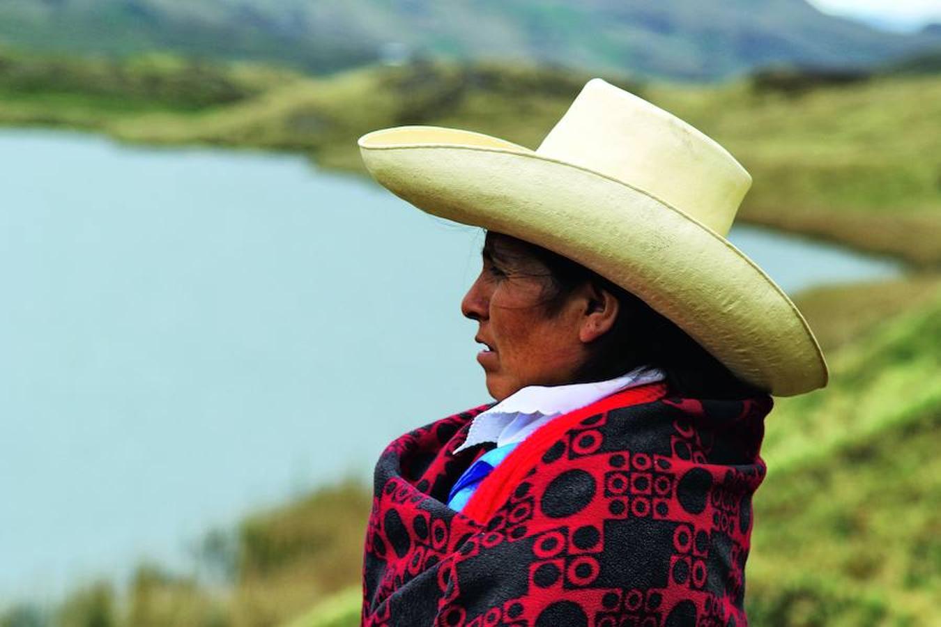 En la sierra hay varias prospecciones de oro y cobre a cielo abierto que amenazan el ecosistema. El consorcio minero Yanacocha puso en marcha un proyecto para extraer oro que necesitaba usar el pequeño terreno de Máxima, agricultora de subsistencia. Ella se negó y el acoso de la empresa (y la policía) fueron implacables: una de sus hijas acabó inconsciente y Acuña temió por su vida. La empresa la denunció, pero la Corte Suprema acaba de absolverla. Su frase: “Soy analfabeta, pero lucharé por nuestras montañas”.